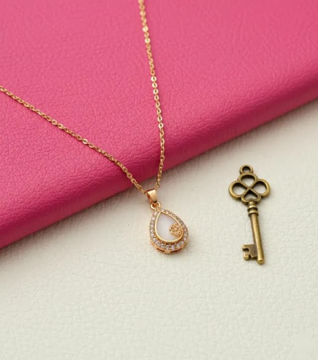 Golden White Teardrop Floral Pendant Chain