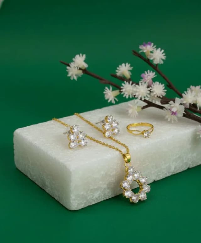 Gold White Stone Floral Pendant Set