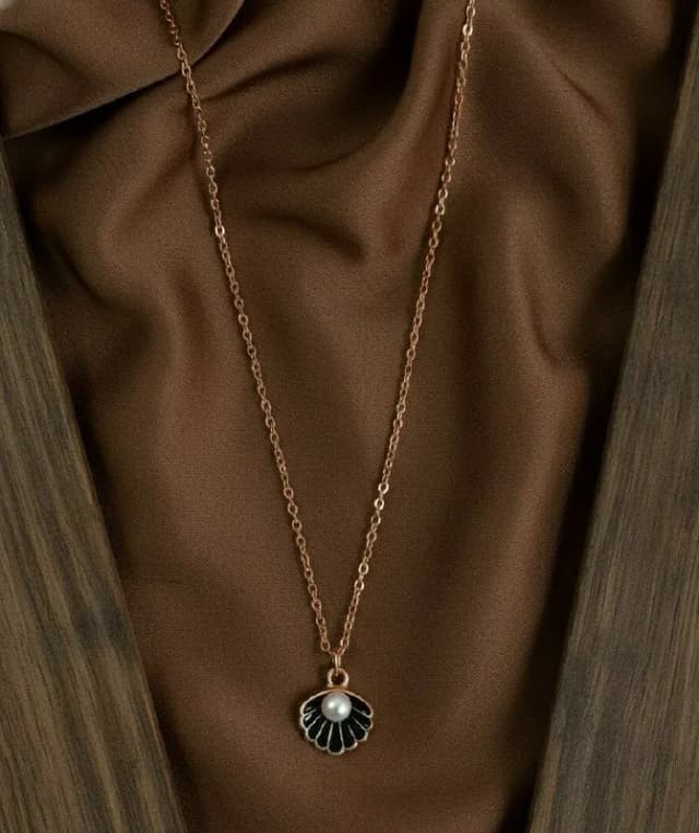 Rose Gold Black Shell Pearl Pendant
