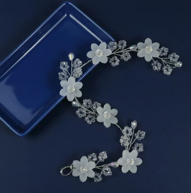 White Frosted Daisy Crystal Hair Clip