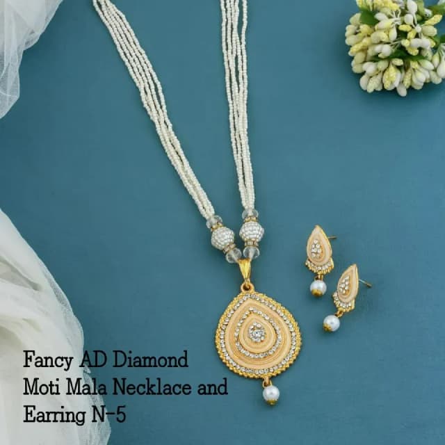 Gold Paisley Pendant Pearl Mala Set