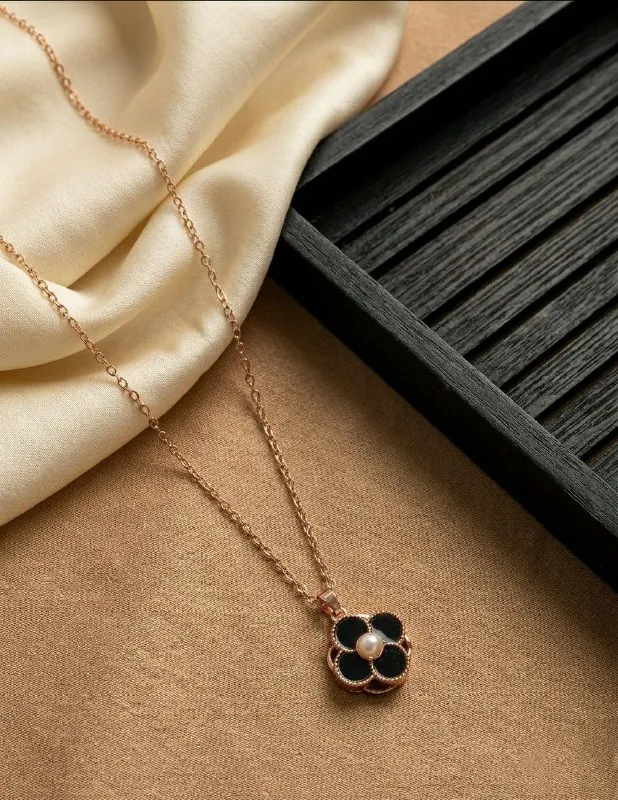 Rose Gold Black Clover Pearl Pendant
